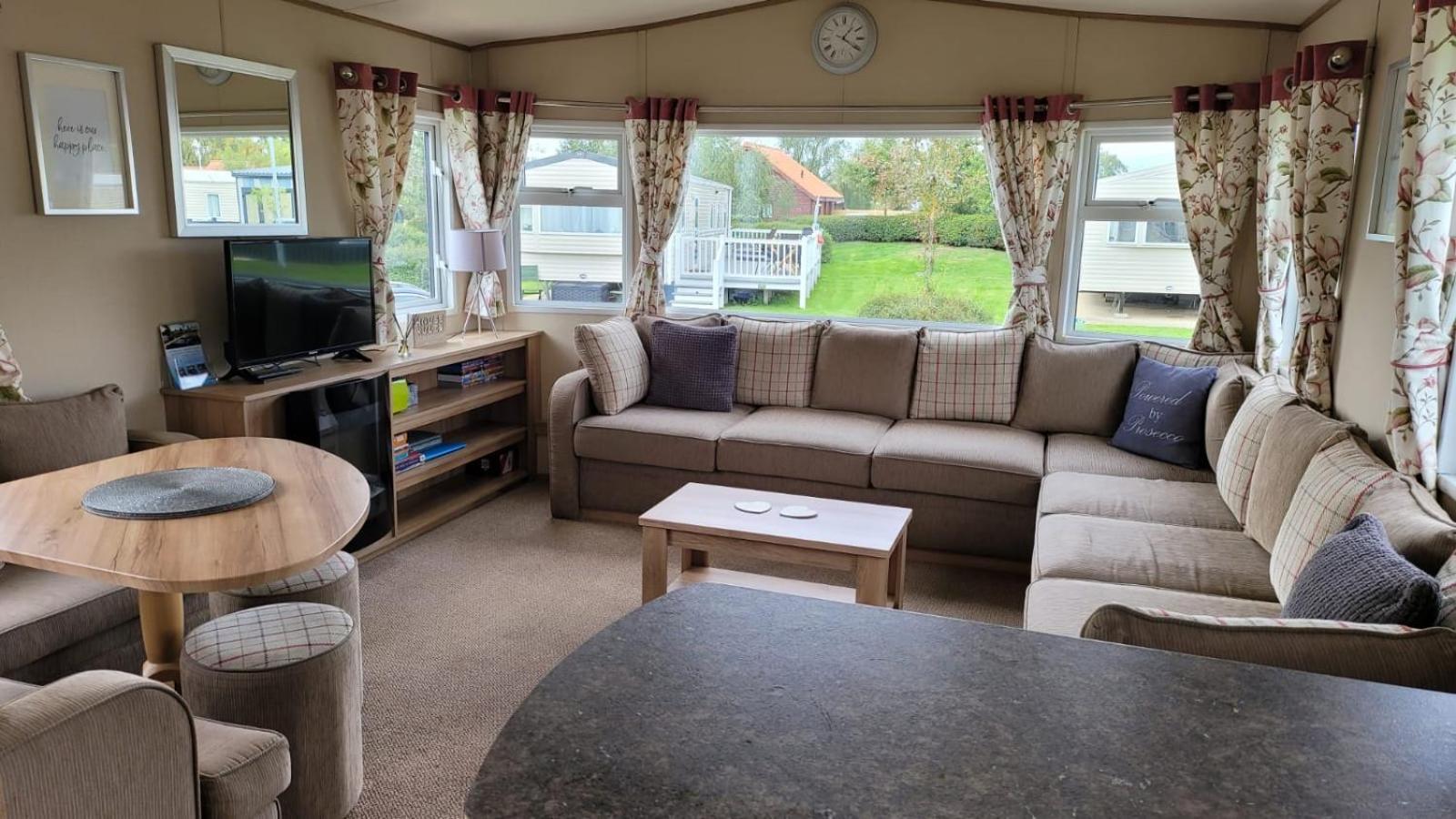 Tattershall Lakes Kingfisher Caravan 8 Berth With Hot Tub & Wifi Экстерьер фото